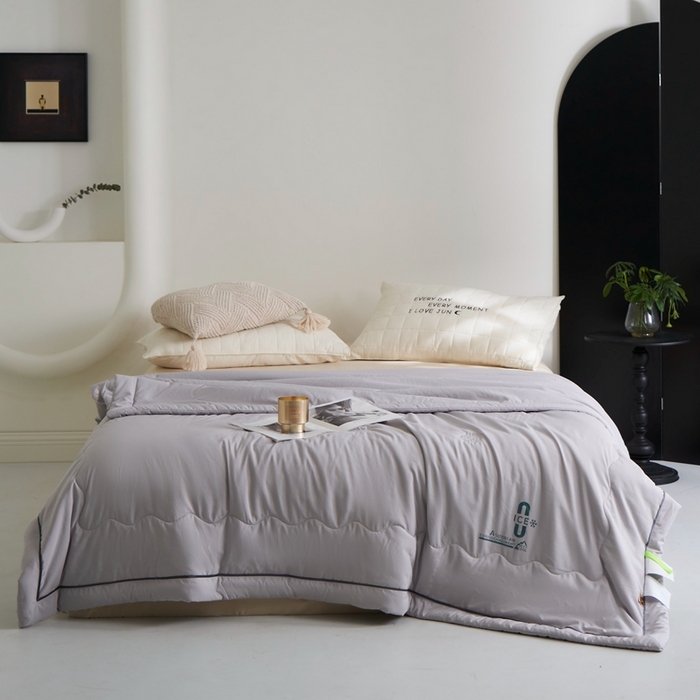 91家纺网 家纺一手货源 找家纺 米菲 2024新款亲肤舒适冰蝉丝科技被 夏被 被子被芯 暮云灰