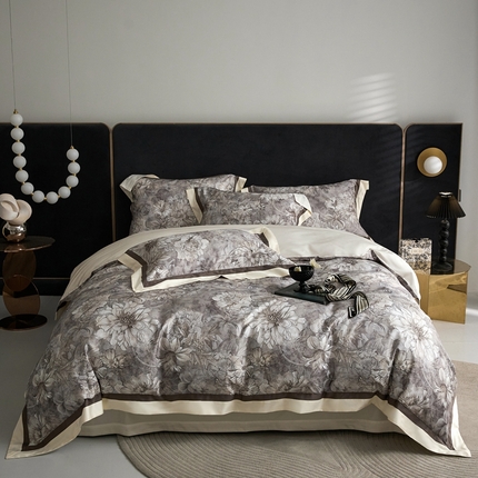 91家纺网 家纺一手货源 找家纺 薏思家纺 2025新款100支澳棉数码印花双飞边全棉四件套 莫妮卡-灰