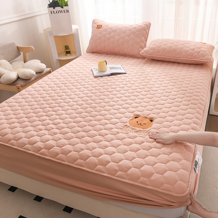 91家纺网 家纺一手货源 找家纺 九亭家纺  2024新款A类水洗棉刺绣可爱熊夹棉床笠 可爱熊-浅豆沙