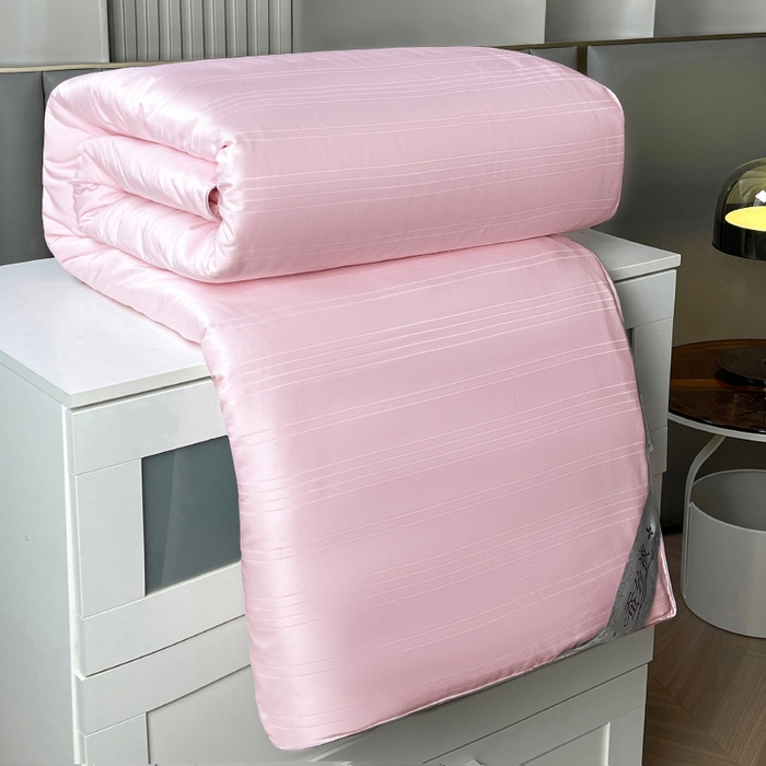 91家纺网 家纺一手货源 找家纺 尚品家纺 2024新款提花段条绗缝蚕丝被 时尚粉色