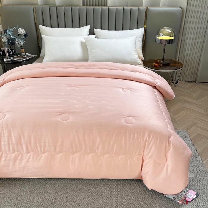 91家纺网 家纺一手货源 找家纺 尚品家纺 2024新款提花段条绗缝蚕丝被 优雅玉色