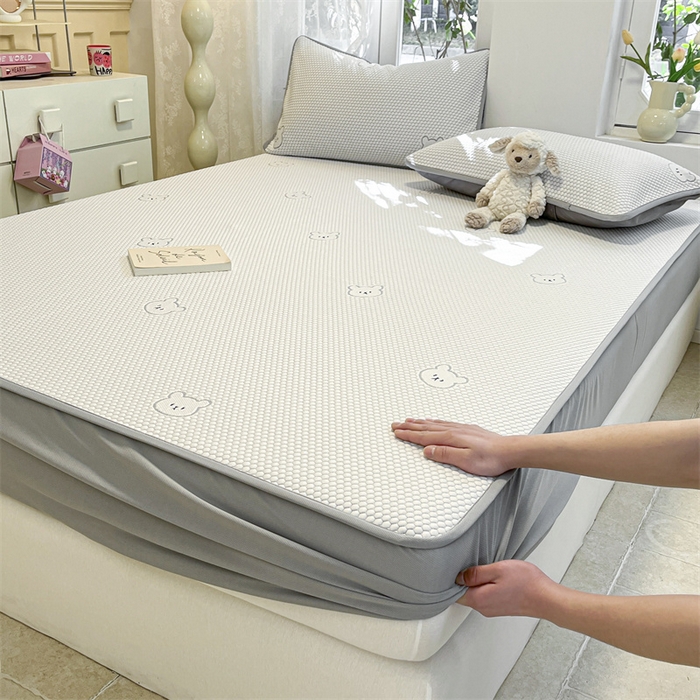 91家纺网 家纺一手货源 找家纺 启程家纺 2024春夏A类凉豆豆凉席床笠款凉席套件 熊仔宝贝