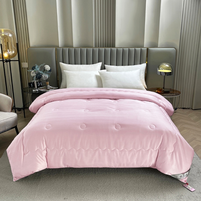 91家纺网 家纺一手货源 找家纺 尚品家纺 2024新款提花段条绗缝蚕丝被 时尚粉色