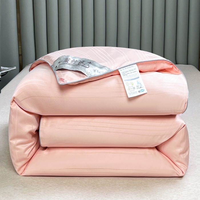 91家纺网 家纺一手货源 找家纺 尚品家纺 2024新款提花段条绗缝蚕丝被 优雅玉色