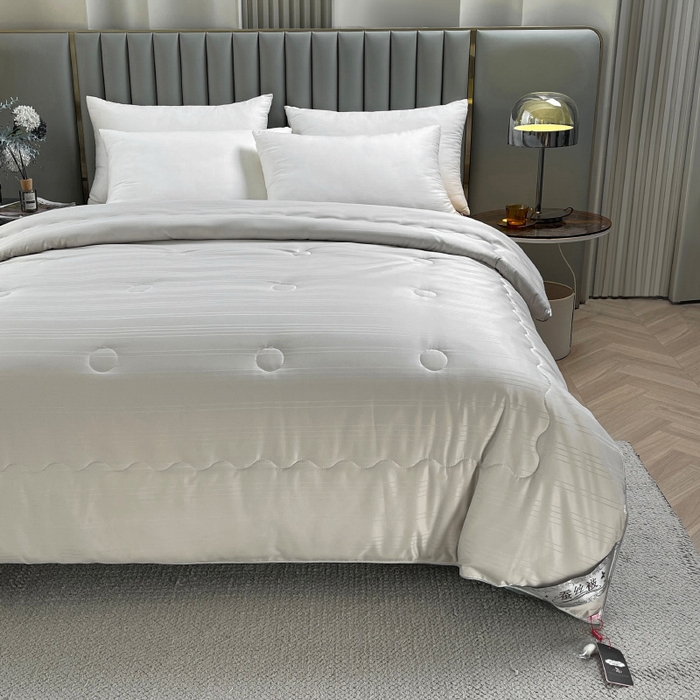 91家纺网 家纺一手货源 找家纺 尚品家纺 2024新款提花段条绗缝蚕丝被 高贵灰色