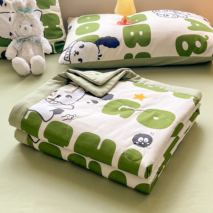 91家纺网 家纺一手货源 找家纺 妖妖家纺 2024新款超柔软糯水洗云朵棉印花夏被四件套 字母熊