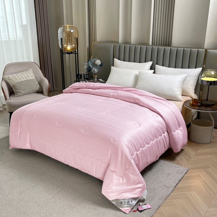 91家纺网 家纺一手货源 找家纺 尚品家纺 2024新款提花段条绗缝蚕丝被 时尚粉色