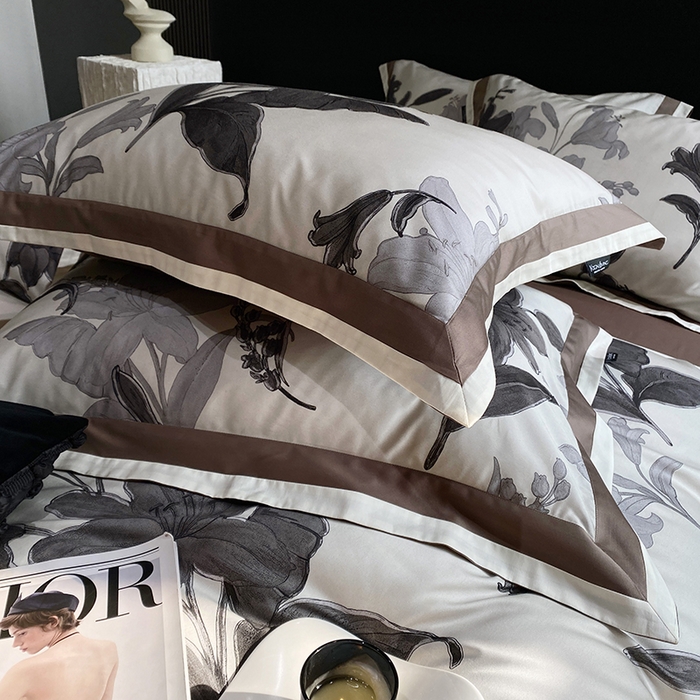 91家纺网 家纺一手货源 找家纺 宜代光年 2024新款天丝棉拼角数码印花四件套 伊莎贝拉-墨白