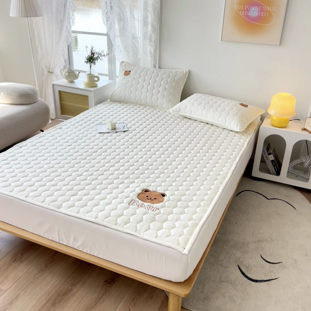 91家纺网 家纺一手货源 找家纺 恋绒家纺 2025新款A类刺绣款床褥学生软床垫子床护垫软垫（图2） 可爱熊—米白