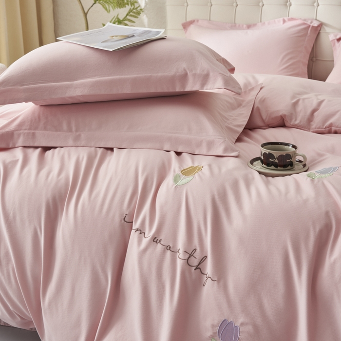 91家纺网 家纺一手货源 找家纺 闲鱼家纺 2025新款A类亲肤刺绣四件套春雅系列 郁金香-蜜桃