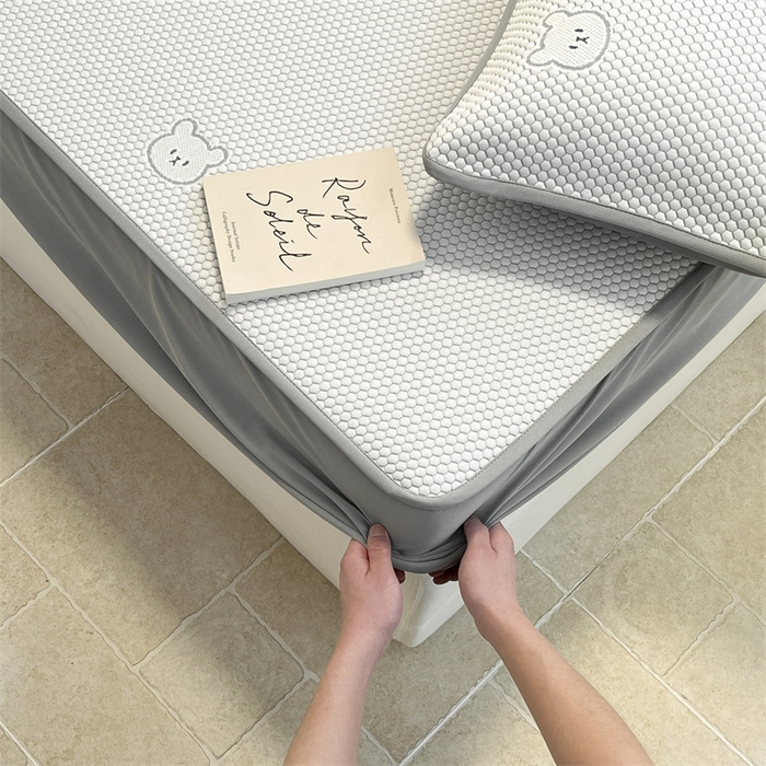 91家纺网 家纺一手货源 找家纺 启程家纺 2024春夏A类凉豆豆凉席床笠款凉席套件 熊仔宝贝