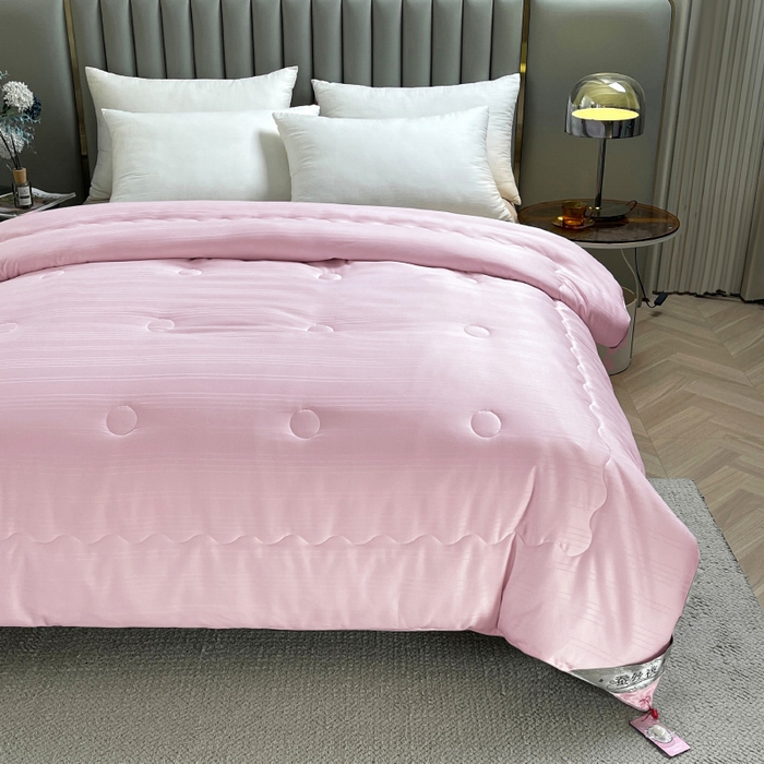 91家纺网 家纺一手货源 找家纺 尚品家纺 2024新款提花段条绗缝蚕丝被 时尚粉色