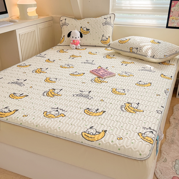 91家纺网 家纺一手货源 找家纺 金爱家 2024新款库洛米床笠款凉感丝乳胶凉席 床笠款-香蕉帕哈狗