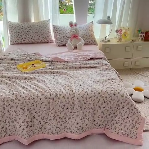 91家纺网 家纺一手货源 找家纺 妖妖家纺 2024新款超柔软糯水洗云朵棉印花夏被四件套 后花园