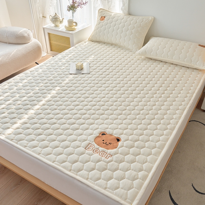 91家纺网 家纺一手货源 找家纺 恋绒家纺 2025新款A类刺绣款床褥学生软床垫子床护垫软垫（图2） 可爱熊—米白