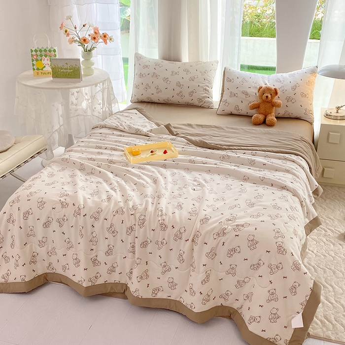 91家纺网 家纺一手货源 找家纺 妖妖家纺 2024新款超柔软糯水洗云朵棉印花夏被四件套 可爱棕熊