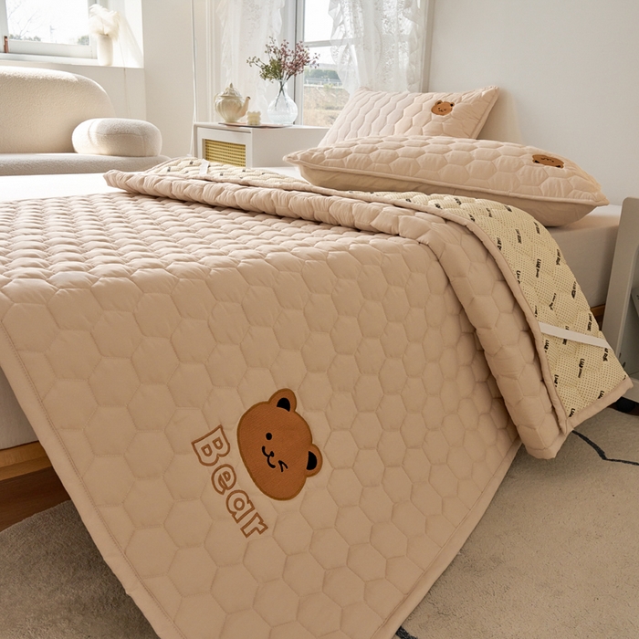 91家纺网 家纺一手货源 找家纺 恋绒家纺 2025新款A类刺绣款床褥学生软床垫子床护垫软垫（图2） 可爱熊-浅驼