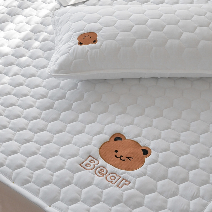 91家纺网 家纺一手货源 找家纺 恋绒家纺 2025新款A类刺绣款床褥学生软床垫子床护垫软垫（图2） 可爱熊—纯白