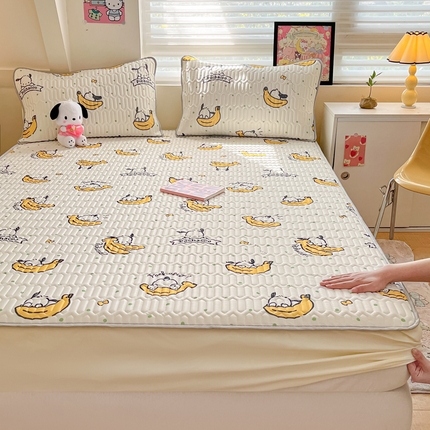 91家纺网 家纺一手货源 找家纺 金爱家 2024新款库洛米床笠款凉感丝乳胶凉席 床笠款-香蕉帕哈狗