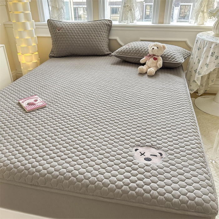 91家纺网 家纺一手货源 找家纺 857家居 2024新款A类原棉大豆夹棉床笠-熊熊仔 熊熊仔-鸵鸟灰