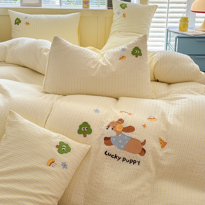 91家纺网 家纺一手货源 找家纺 优彩  2025新款40支全棉水洗棉提花刺绣四件套 幸运小狗