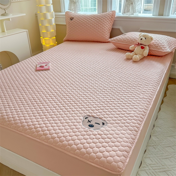 91家纺网 家纺一手货源 找家纺 857家居 2024新款A类原棉大豆夹棉床笠-熊熊仔 熊熊仔-珊瑚粉