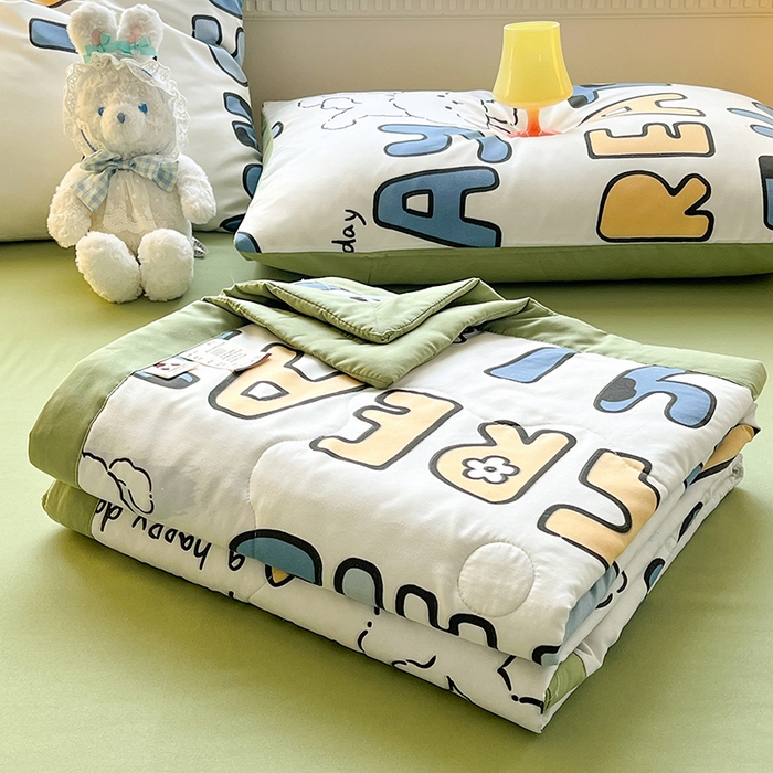 91家纺网 家纺一手货源 找家纺 妖妖家纺 2024新款超柔软糯水洗云朵棉印花夏被四件套 棒棒比熊