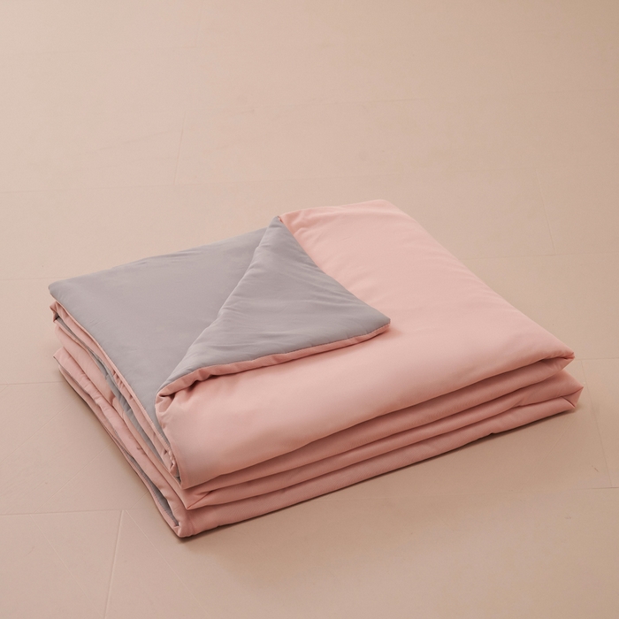 91家纺网 家纺一手货源 找家纺 2024新品纯色双拼凉感丝冰淇淋夏凉被空调被夏被直播爆款 豆沙粉拼灰