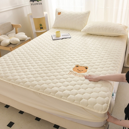 91家纺网 家纺一手货源 找家纺 九亭家纺  2024新款A类水洗棉刺绣可爱熊夹棉床笠 可爱熊-米白