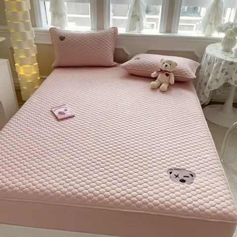 91家纺网 家纺一手货源 找家纺 857家居 2024新款A类原棉大豆夹棉床笠-熊熊仔 熊熊仔-珊瑚粉