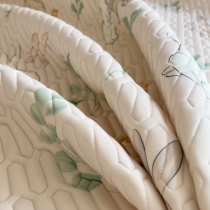 91家纺网 家纺一手货源 找家纺 世纪绒品 2026新款凉感丝印花款乳胶凉席 仙草兔