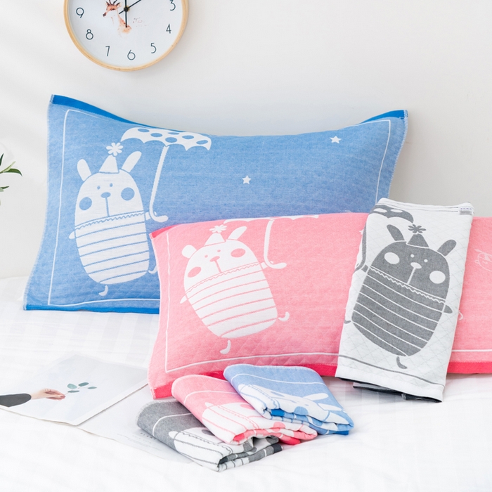 91家纺网 家纺一手货源 找家纺 朴尔家纺-毛巾被 2024新款特惠混纺棉质三层纱布独版AB面枕巾 52*78cm一对 雨伞熊粉