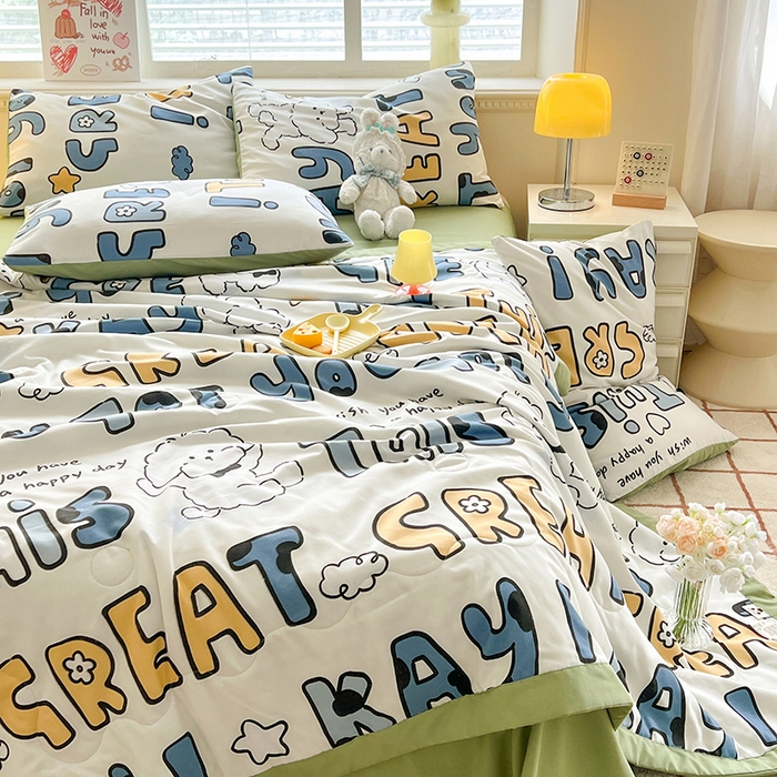 91家纺网 家纺一手货源 找家纺 妖妖家纺 2024新款超柔软糯水洗云朵棉印花夏被四件套 棒棒比熊