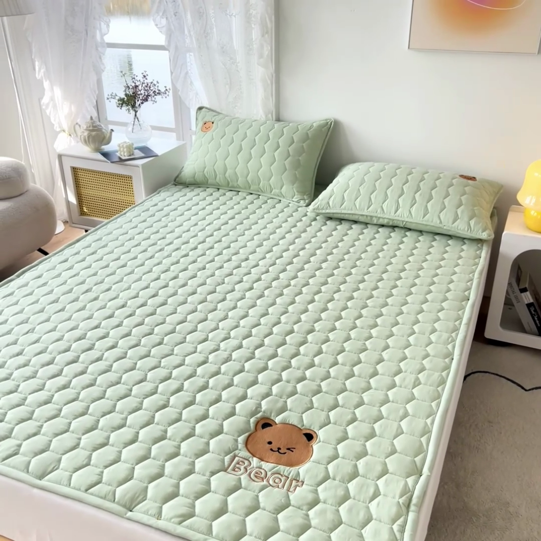 91家纺网 家纺一手货源 找家纺 恋绒家纺 2025新款A类刺绣款床褥学生软床垫子床护垫软垫（图2） 可爱熊-抹茶绿