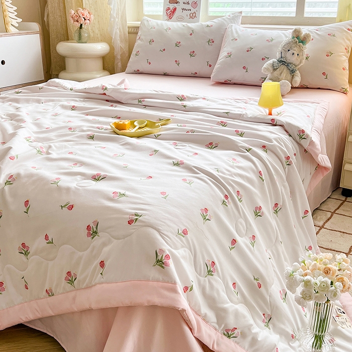 91家纺网 家纺一手货源 找家纺 妖妖家纺 2024新款超柔软糯水洗云朵棉印花夏被四件套 森系小花