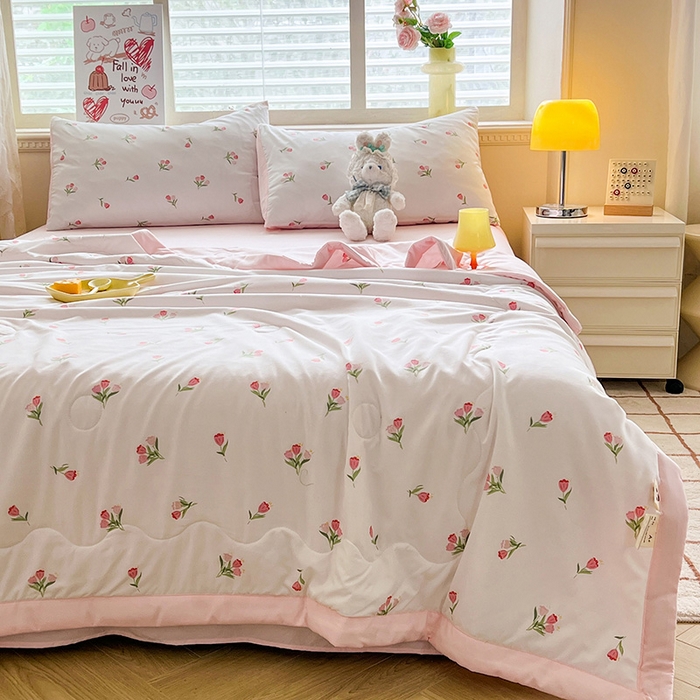 91家纺网 家纺一手货源 找家纺 妖妖家纺 2024新款超柔软糯水洗云朵棉印花夏被四件套 森系小花