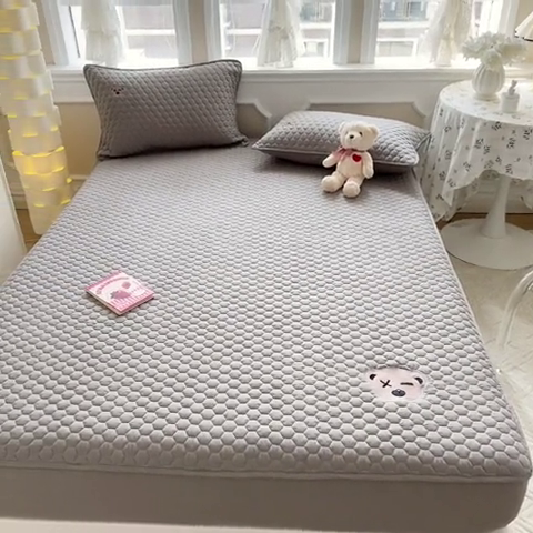 91家纺网 家纺一手货源 找家纺 857家居 2024新款A类原棉大豆夹棉床笠-熊熊仔 熊熊仔-鸵鸟灰