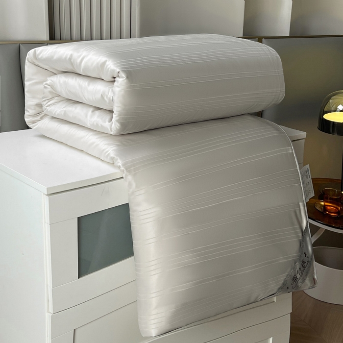 91家纺网 家纺一手货源 找家纺 尚品家纺 2024新款提花段条绗缝蚕丝被 高贵灰色