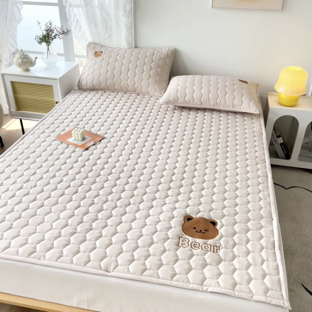 91家纺网 家纺一手货源 找家纺 恋绒家纺 2025新款A类刺绣款床褥学生软床垫子床护垫软垫（图2） 可爱熊-浅驼