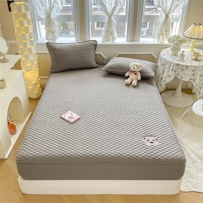 91家纺网 家纺一手货源 找家纺 857家居 2024新款A类原棉大豆夹棉床笠-熊熊仔 熊熊仔-鸵鸟灰