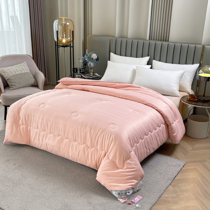 91家纺网 家纺一手货源 找家纺 尚品家纺 2024新款提花段条绗缝蚕丝被 优雅玉色