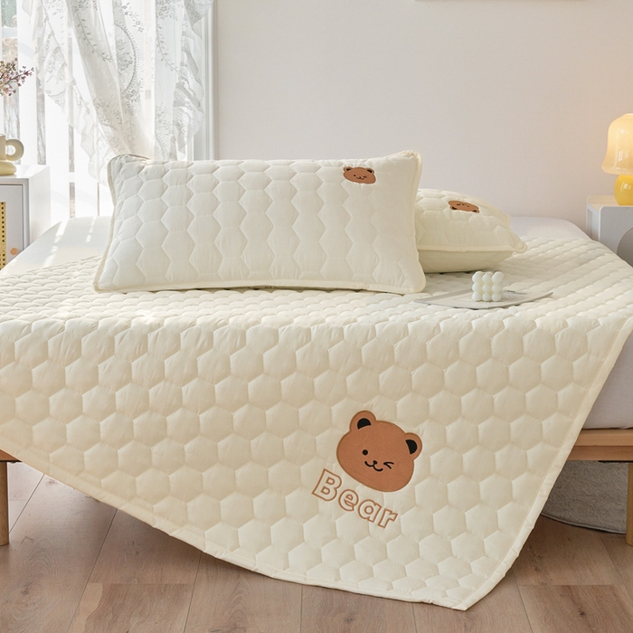 91家纺网 家纺一手货源 找家纺 恋绒家纺 2025新款A类刺绣款床褥学生软床垫子床护垫软垫（图2） 可爱熊—米白