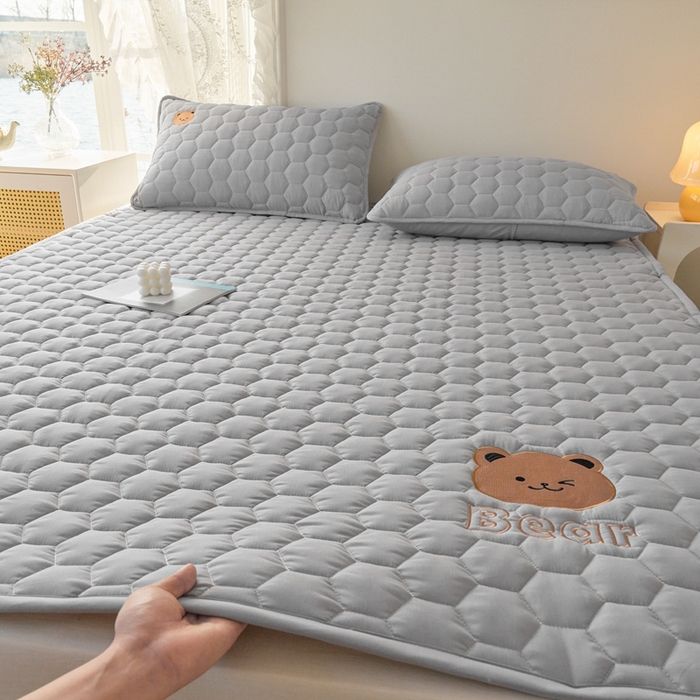 91家纺网 家纺一手货源 找家纺 恋绒家纺 2025新款A类刺绣款床褥学生软床垫子床护垫软垫（图2） 可爱熊-浅灰