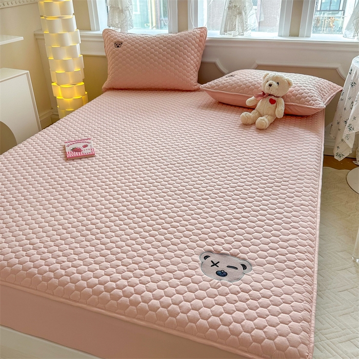 91家纺网 家纺一手货源 找家纺 857家居 2024新款A类原棉大豆夹棉床笠-熊熊仔 熊熊仔-珊瑚粉