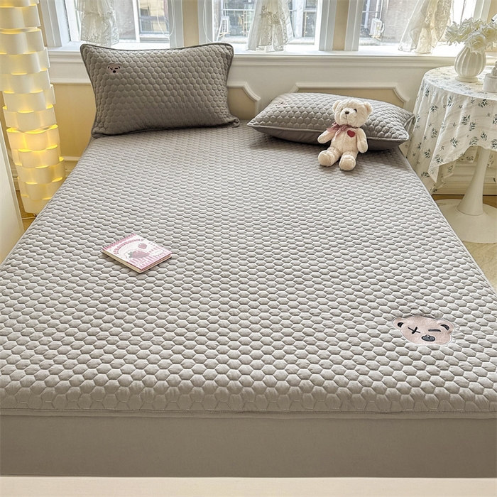 91家纺网 家纺一手货源 找家纺 857家居 2024新款A类原棉大豆夹棉床笠-熊熊仔 熊熊仔-鸵鸟灰