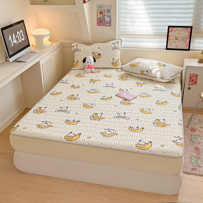 91家纺网 家纺一手货源 找家纺 金爱家 2024新款库洛米床笠款凉感丝乳胶凉席 床笠款-香蕉帕哈狗