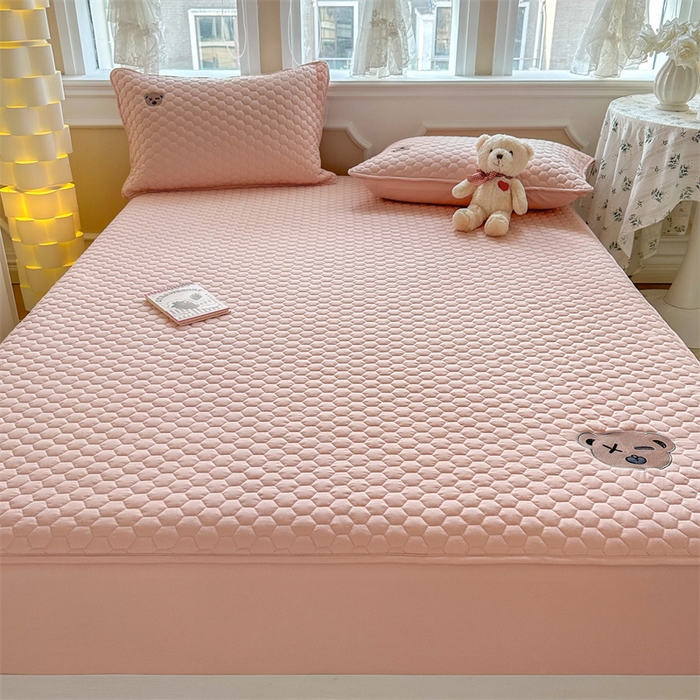 91家纺网 家纺一手货源 找家纺 857家居 2024新款A类原棉大豆夹棉床笠-熊熊仔 熊熊仔-珊瑚粉