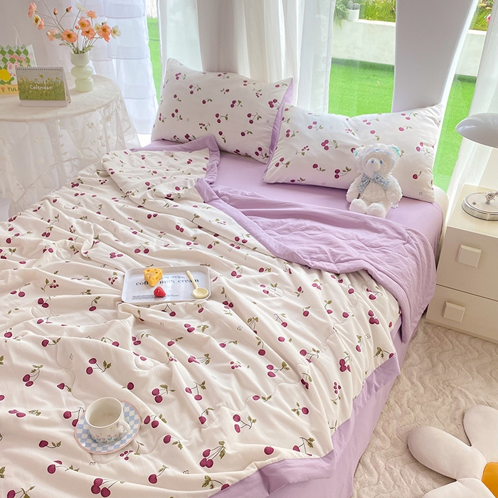91家纺网 家纺一手货源 找家纺 妖妖家纺 2024新款超柔软糯水洗云朵棉印花夏被四件套 夏日樱桃