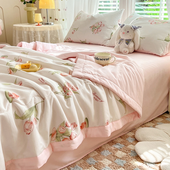 91家纺网 家纺一手货源 找家纺 妖妖家纺 2024新款超柔软糯水洗云朵棉印花夏被四件套 浪漫花花