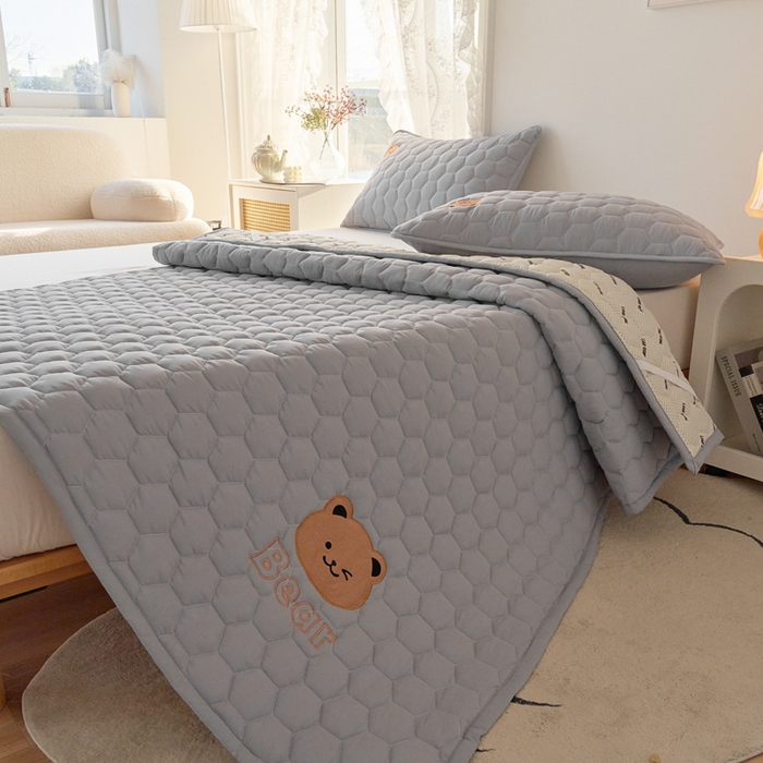 91家纺网 家纺一手货源 找家纺 恋绒家纺 2025新款A类刺绣款床褥学生软床垫子床护垫软垫（图2） 可爱熊-浅灰